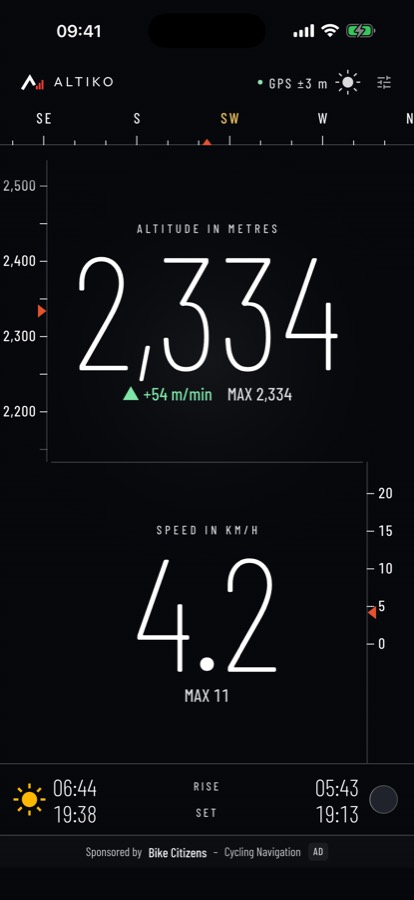 Altiko auf dem iPhone im dunklen Design: Höhe 2.334 Meter, Steigrate +54 m/min, Tempo 4,2 km/h, darüber der Kompass, darunter Sonnen- und Mondzeiten.